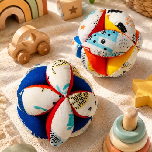 Pelota Montessori de colores con sonaja